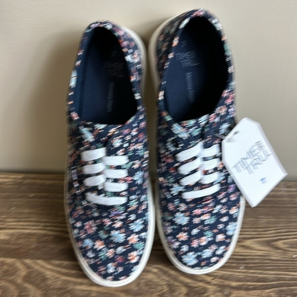 Time & tru size 7 new with tag memory foam  flowers on them - Picture 5 of 5